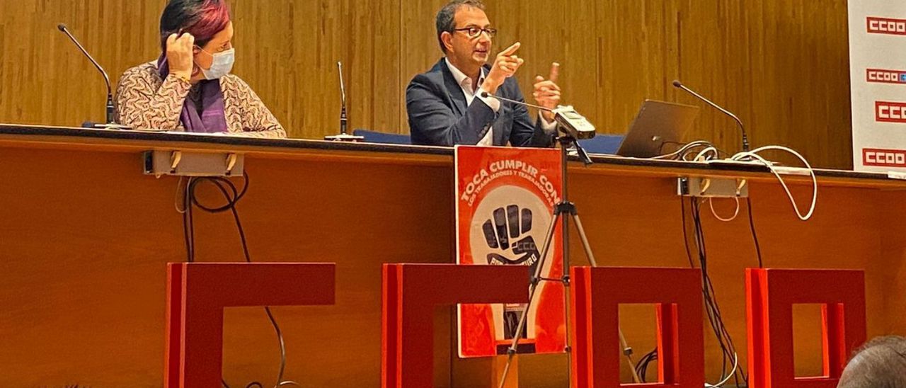 Beatriz Egido y Fernando Rubiera, en la jornada celebrada en el campus de Mieres. [Foto: La Nueva España/Vivas]